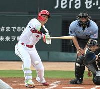 　１回、先制の２点タイムリーを放つ西川（撮影・飯室逸平）