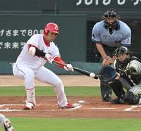 　１回、送りバントを決める秋山（撮影・飯室逸平）