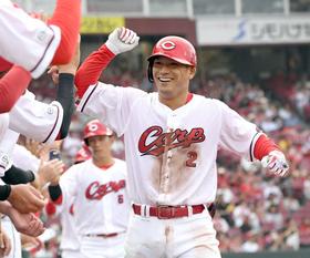 広島・新井監督　３ランの田中に「復活というより“新しい広輔”を見せてくれている」