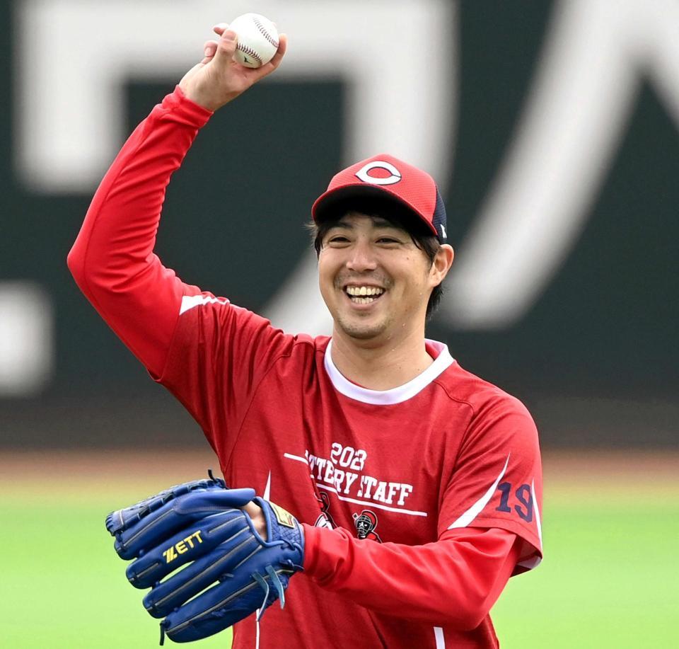 　明るい表情でキャッチボールをする野村（撮影・田中太一）