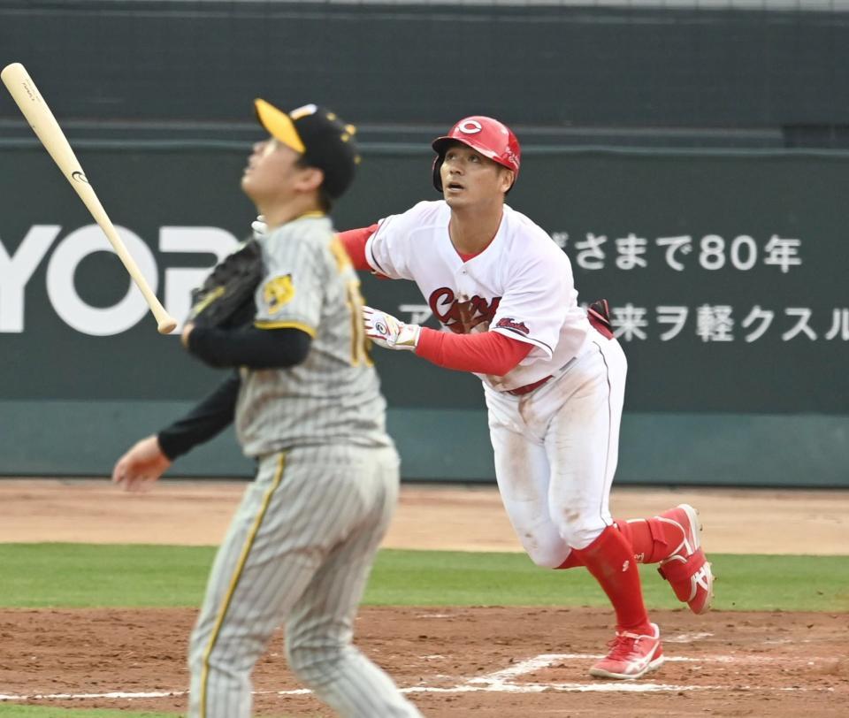 　１回、西勇から３ランを放つ田中（撮影・飯室逸平）