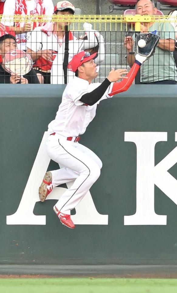 　１回、大山の打球を好捕する秋山（撮影・高部洋祐）