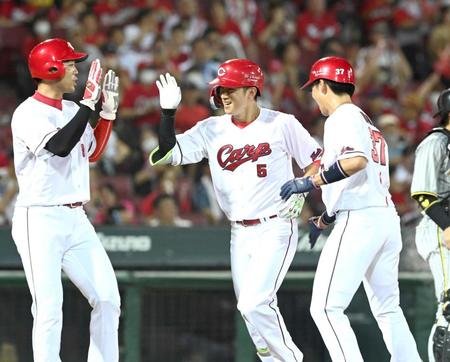 　７回、３ランを放った西川（中央）は秋山らに迎えられ笑顔を見せる（撮影・田中太一）