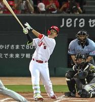 　７回、中越えに７号３ランを放つ西川（撮影・飯室逸平）