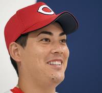 　監督推薦でオールスターゲーム選出され、会見する九里（撮影・田中太一）