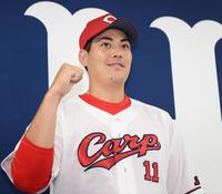 　監督推薦でオールスターゲームに選出され、ポーズを決める九里（撮影・田中太一）