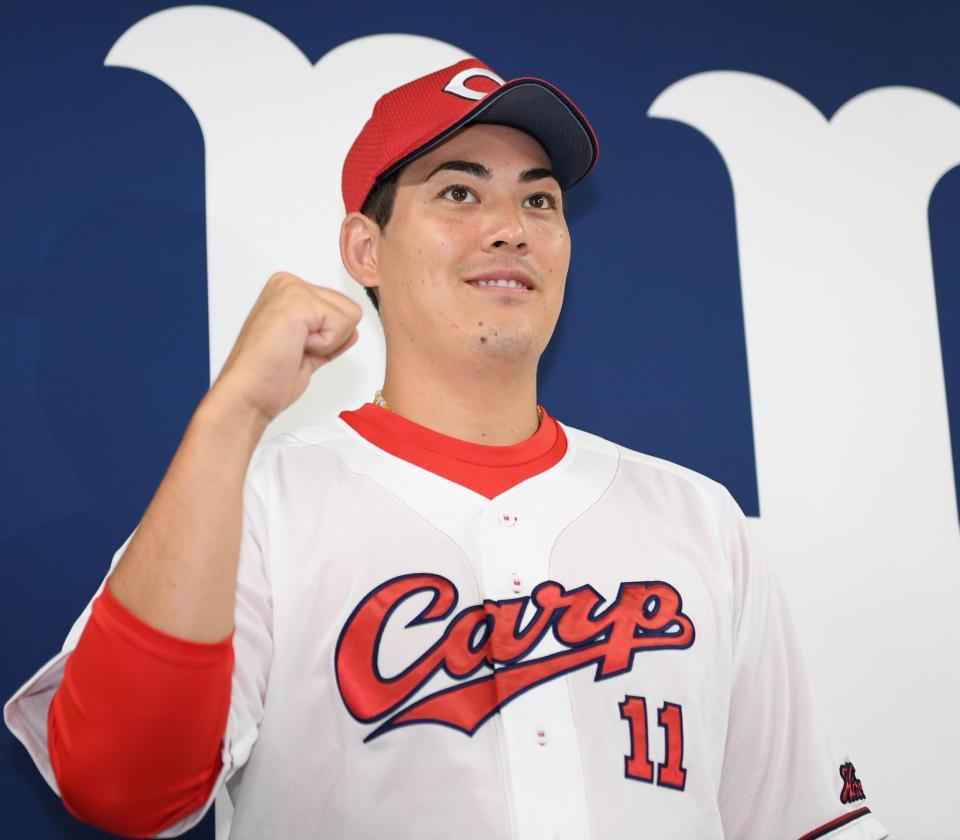 　監督推薦でオールスターゲームに選出され、ポーズを決める九里（撮影・田中太一）