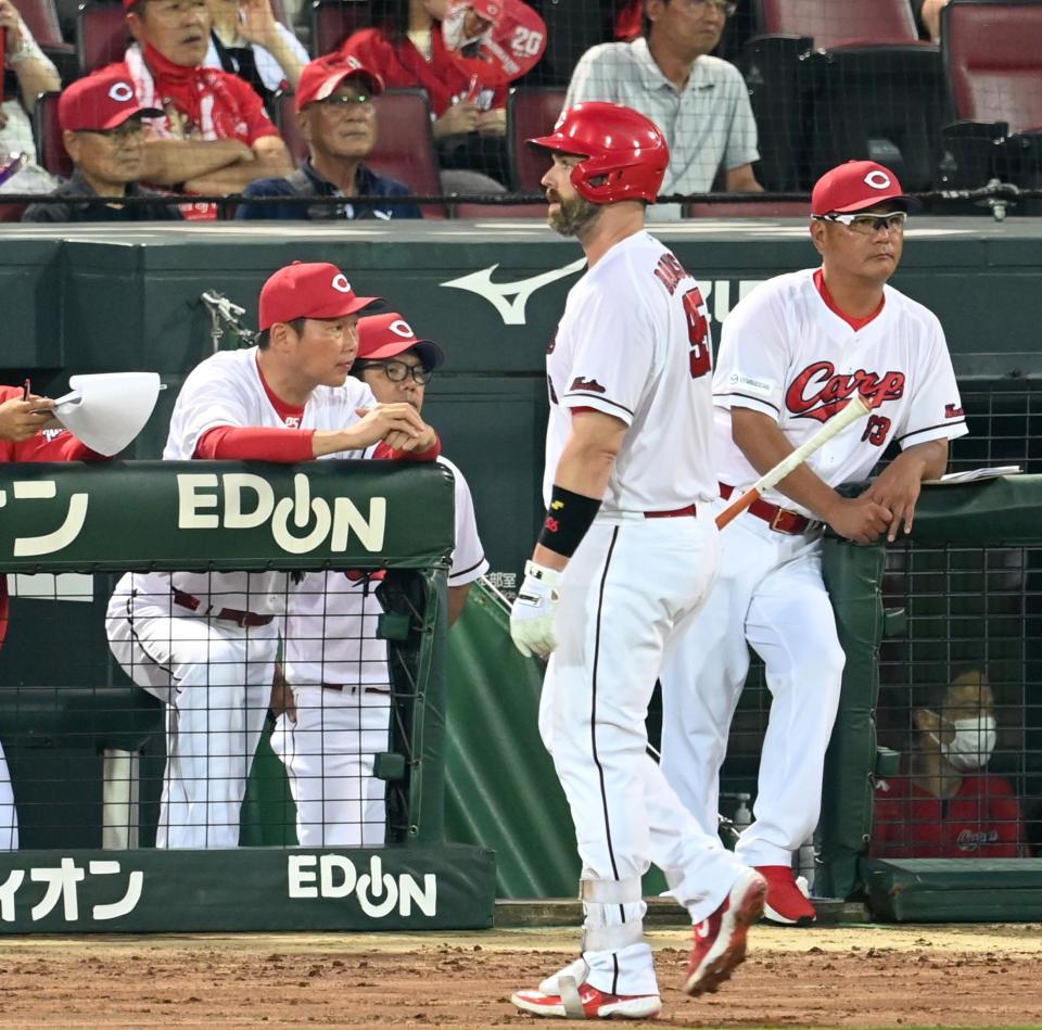 　ベンチから戦況を見守る新井監督（撮影・飯室逸平）