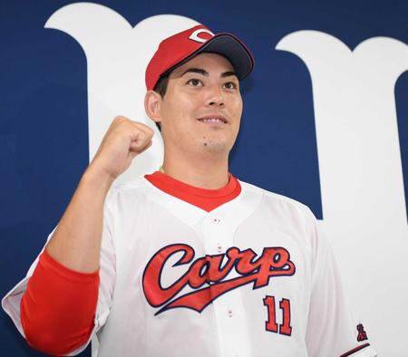 　監督選抜でオールスターゲームに選出され、ポーズを決める九里