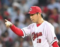 　６回、中野を遊ゴロに打ち取り、野手をたたえる野村（撮影・高部洋祐）