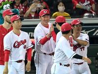 　野村と勝利のハイタッチをかわす新井監督（中央）＝撮影・飯室逸平