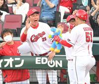 　２回、先制２ランを放った小園（右）を出迎える新井監督（撮影・高部洋祐）