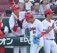 　２回、小園を迎える新井監督（撮影・飯室逸平）