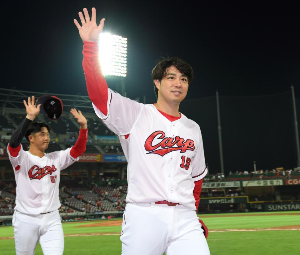 久々に勝ち星を挙げ、スタンドの声援に応える広島・野村祐輔。左奥は先制２ランを放った広島・小園海斗＝マツダスタジアム（撮影・田中太一）