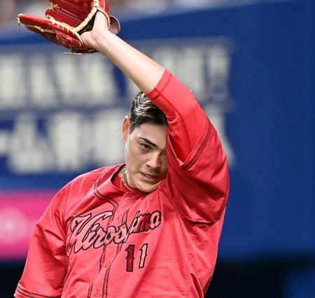 　４回、追加点を許した九里は悔しさをにじませながらベンチへ戻る（撮影・田中太一）