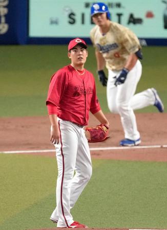 　１回、細川（奥）に先制の２点打を打たれた九里