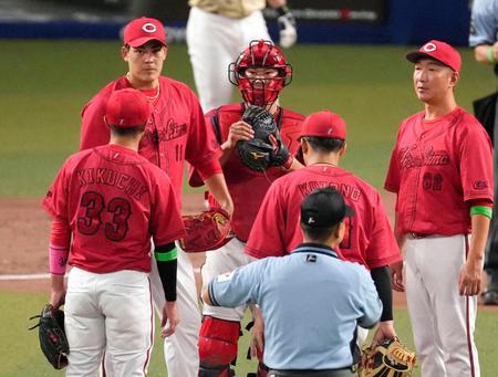 　４回、中日に追加点を許した九里（左奥）のもとに集まる広島ナイン