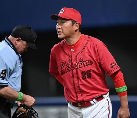 　６回、投手交代を告げる新井監督（撮影・田中太一）