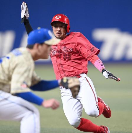 　１回、野間のバントで三塁へすべり込むもアウトとなる菊池（撮影・田中太一）
