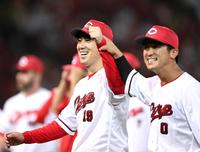 　久々に勝ち星を挙げた野村は上本から手を挙げられ笑顔を見せる（撮影・田中太一）