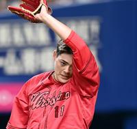 　４回、追加点を許した九里は悔しさをにじませながらベンチへ戻る（撮影・田中太一）