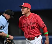 　６回、投手交代を告げる新井監督（撮影・田中太一）