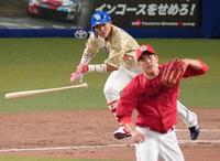 　４回、大島が中前に適時打を放つ。投手九里