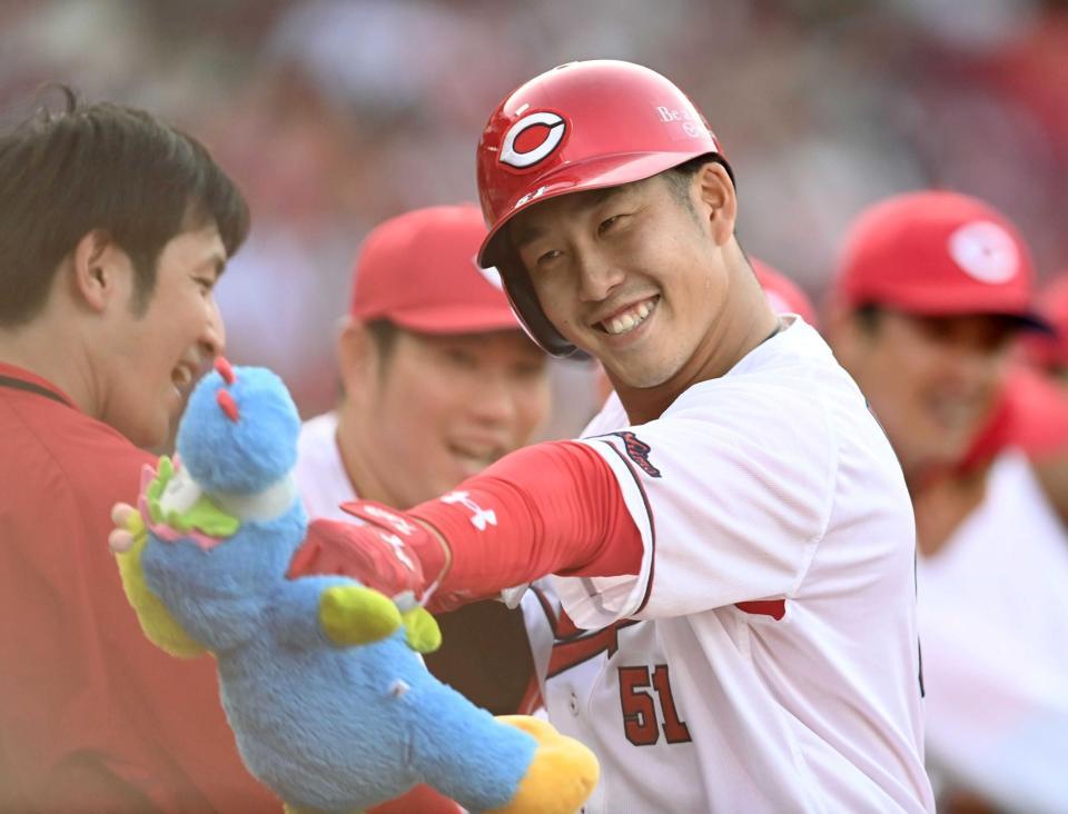 　２回、小園はナインに迎えられ笑顔を見せる（撮影・田中太一）