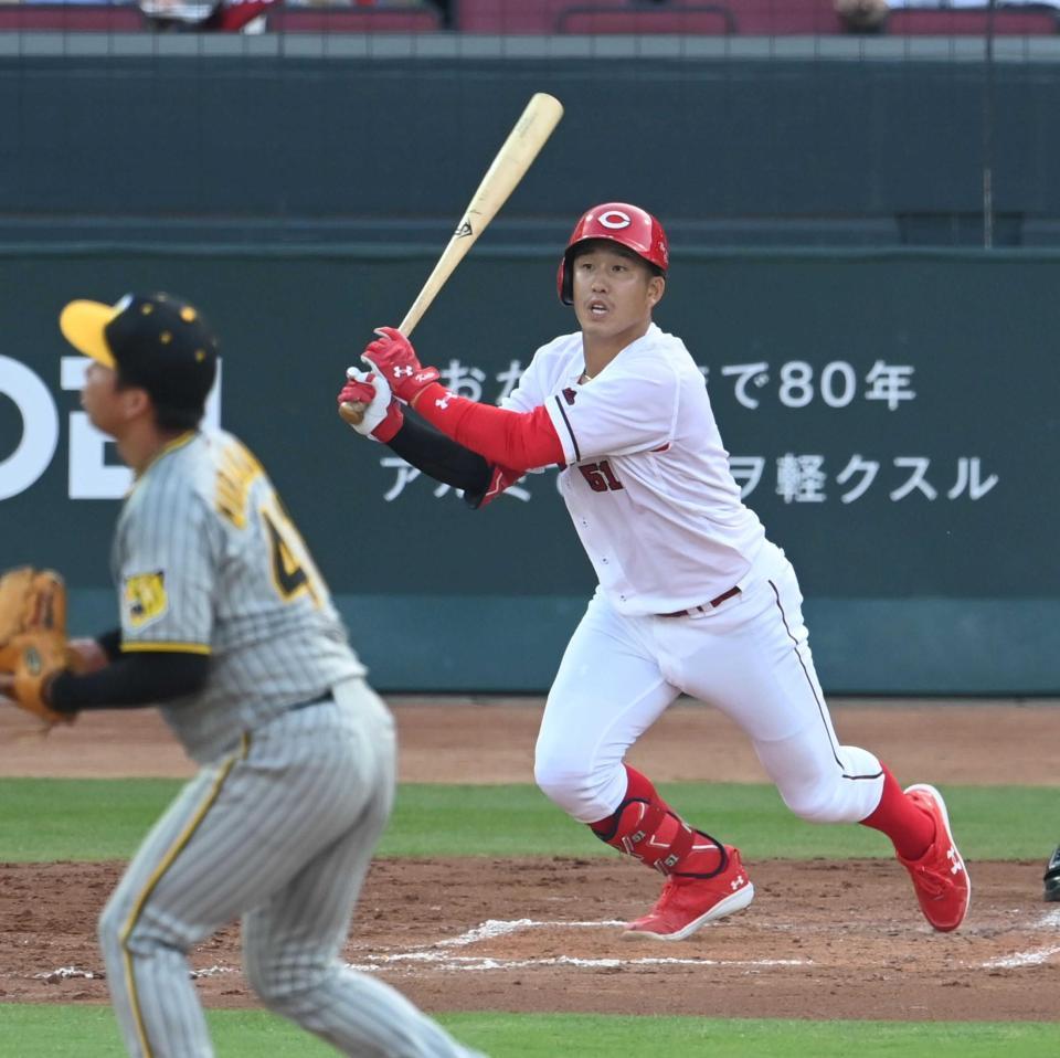 　２回、先制２ランを放つ小園（撮影・飯室逸平）
