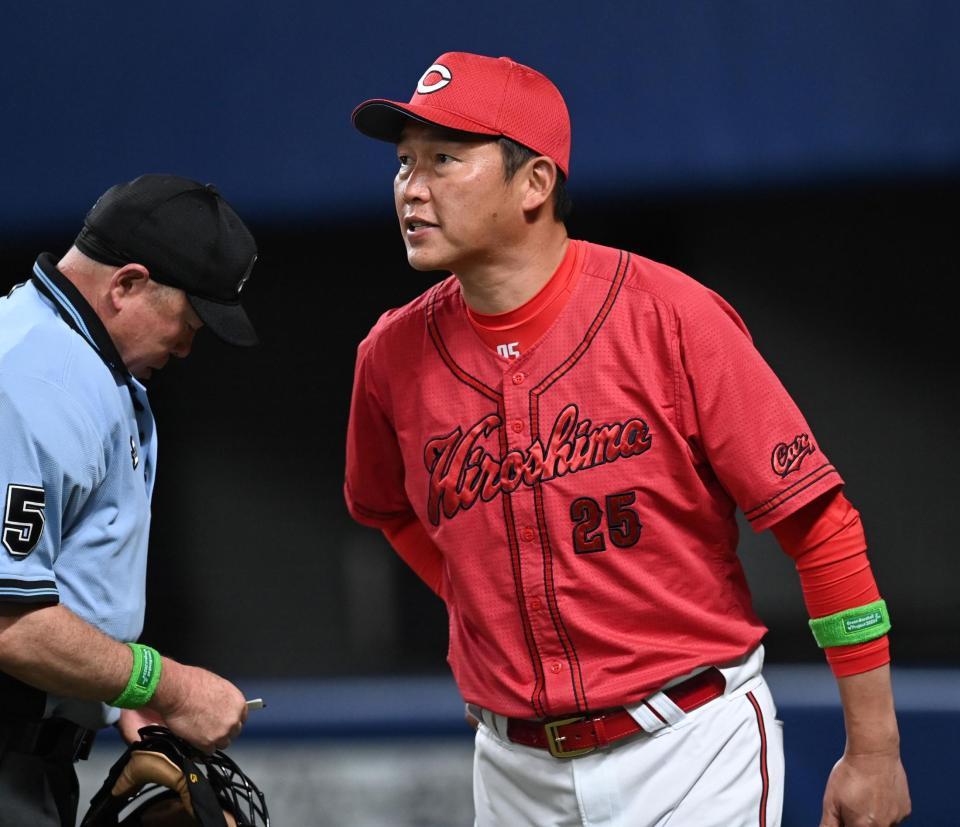 　６回、投手交代を告げる新井監督（撮影・田中太一）