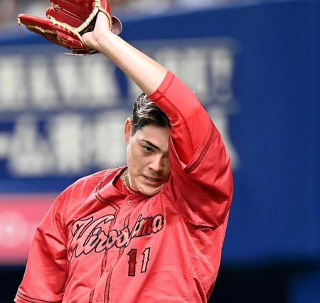 　４回、追加点を許した九里は悔しさをにじませながらベンチへ戻る（撮影・田中太一）