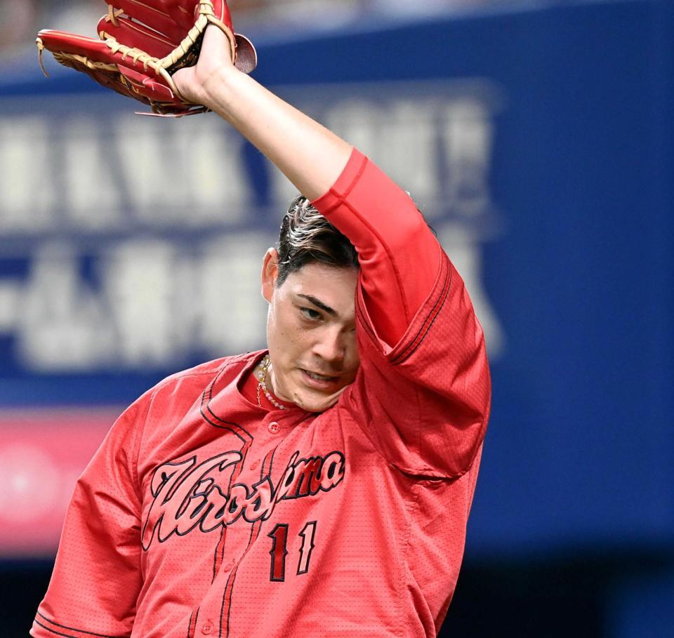 　４回、追加点を許した九里は悔しさをにじませながらベンチへ戻る（撮影・田中太一）