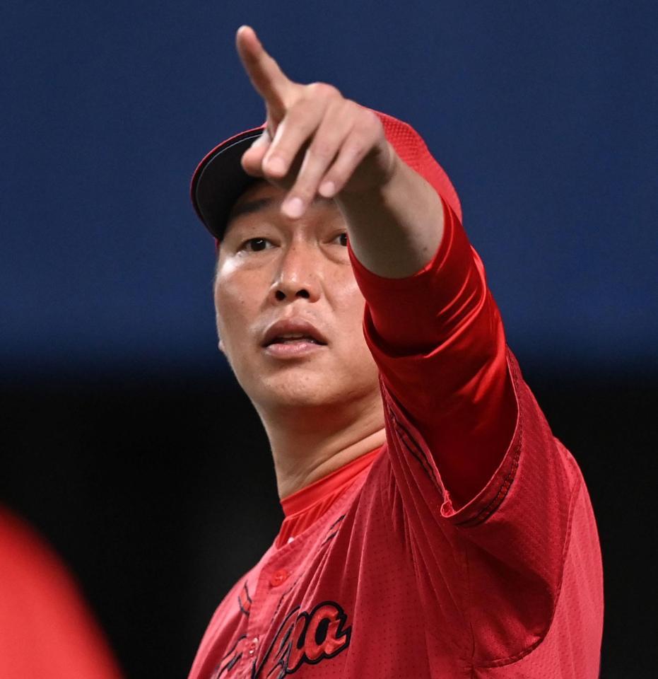 　８回、選手交代を告げる新井監督（撮影・田中太一）