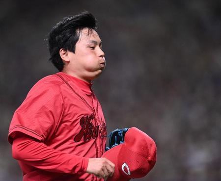 　６回、中日打線を三者凡退に抑え、走ってベンチへ戻る栗林（撮影・田中太一）