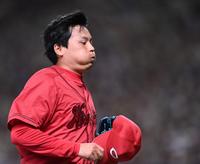 　６回、中日打線を三者凡退に抑え、走ってベンチへ戻る栗林（撮影・田中太一）