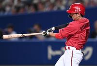 　３回、先制３ランを放つ西川（撮影・田中太一）