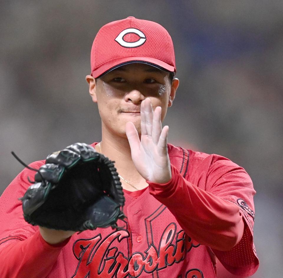 　３回、ピンチを切り抜けた森はグラブをたたきながらベンチへ戻る（撮影・田中太一）