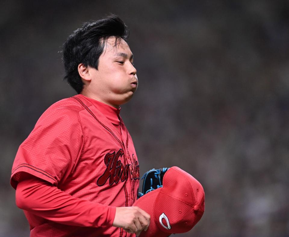 　６回、中日打線を三者凡退に抑え、走ってベンチへ戻る栗林（撮影・田中太一）