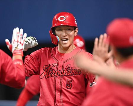 　３回、先制３ランを放った西川はナインに迎えられ歓喜する（撮影・田中太一）