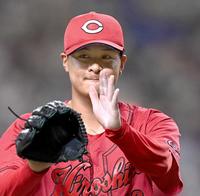 　３回、ピンチを切り抜けた森はグラブをたたきながらベンチへ戻る（撮影・田中太一）