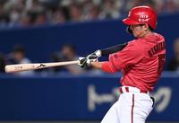 　３回、先制３ランを放つ西川