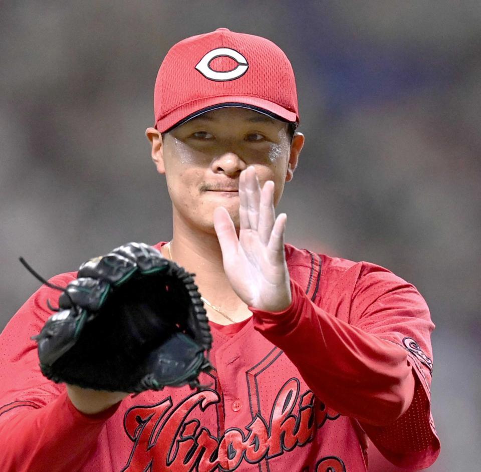 　３回、ピンチを切り抜けた森はグラブをたたきながらベンチへ戻る（撮影・田中太一）