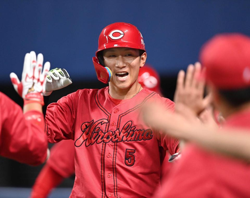 　３回、先制３ランを放った西川はナインに迎えられ歓喜する（撮影・田中太一）