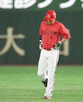 　６回、左飛に倒れ、うつむきながらベンチに戻る西川（撮影・伊藤笙子）