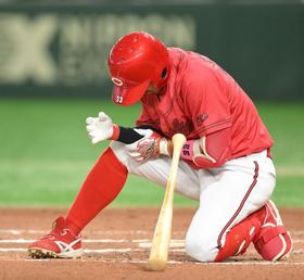 広島が大ピンチ　菊池が右腕に死球　西川は右脇腹を痛めて途中交代　新井監督「なんとも言えない」