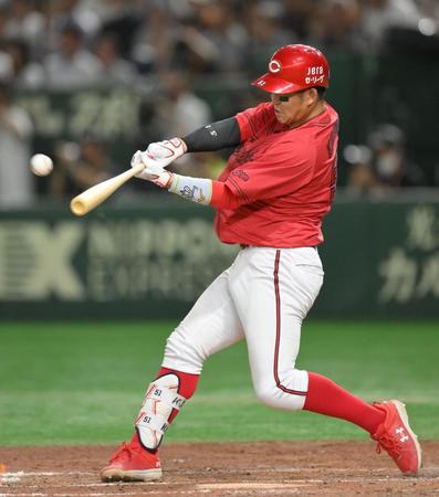 　５回、右中間へ先制２ランを放つ小園（撮影・伊藤笙子）