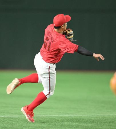 　７回、中田翔の遊ゴロを処理し、二塁に送球する遊撃手・小園（撮影・伊藤笙子）