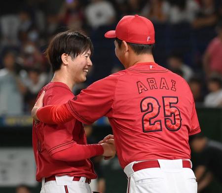 　今季初完封勝利をあげ、新井監督（右）にねぎらわれる森下（撮影・伊藤笙子）