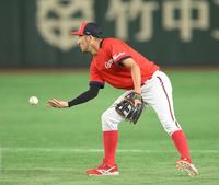 　スローイングはせずに守備練習を行う菊池（撮影・伊藤笙子）