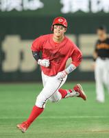 　５回、右中間へ先制２ランを放ち、ユニホームのロゴを見せながらダイヤモンドを一周する小園（撮影・伊藤笙子）